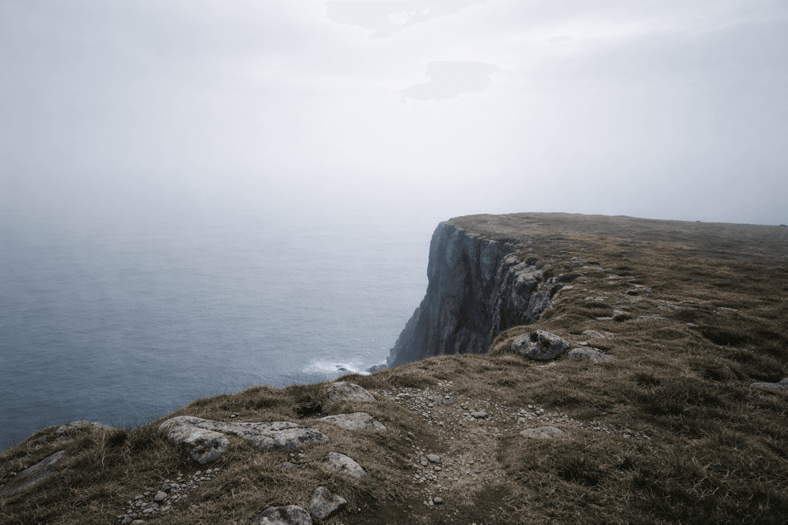 Illustration d'une silhouette au bord d'une falaise dans le brouillard pour symboliser la confusion entre go-to-market et acquisition